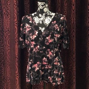 🌞 4/$25 Summer Sale 🌞 Lovely Tahari blouse